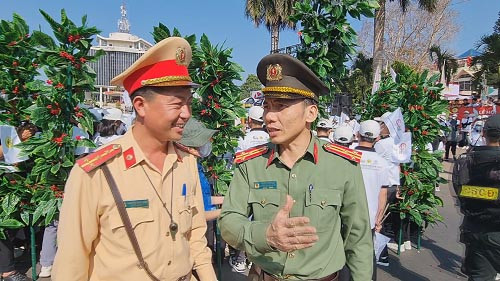 Các đồng chí lãnh đạo Công an tỉnh trực tiếp kiểm tra, chỉ đạo đảm bảo ANTT tại Lễ hội.