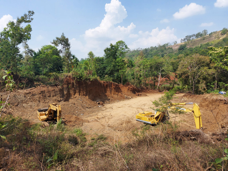 &quot;Đất tặc&quot; đã khai thác vận chuyển với diện tích đất rất lớn.