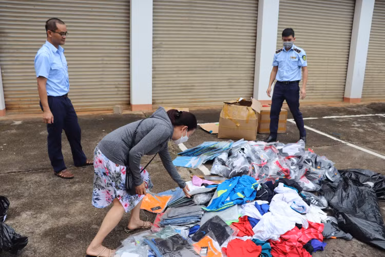 Cục Quản lý thị trường Đắk Lắk xử phạt hai cơ sở kinh doanh và buộc tiêu hủy hơn 300 sản phẩm hàng hóa giả mạo các nhãn hiệu nổi tiếng.