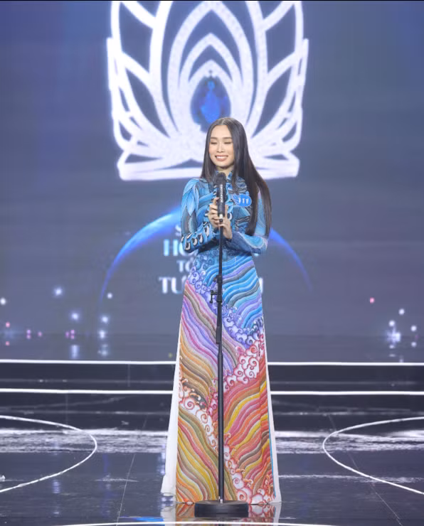 Trong đêm chung kết, Ban Mai gây ấn tượng bởi đều hoàn thành tốt các vòng thi ứng xử ở top 5, top 3. Người đẹp trình bày ngắn gọn, súc tích, có quan điểm rõ ràng. Ban Mai cũng nói tiếng Anh trôi chảy.