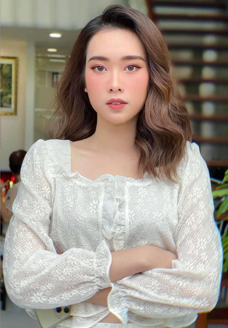 Ban Mai sinh năm 2000, cao 1m72, số đo 3 vòng 84-62-92cm. Tân hoa hậu có gương mặt khả ái, dễ tạo thiện cảm.