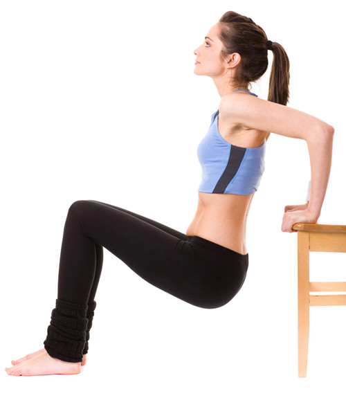 Bài tập chống đẩy ngược với ghế. Ảnh minh họa