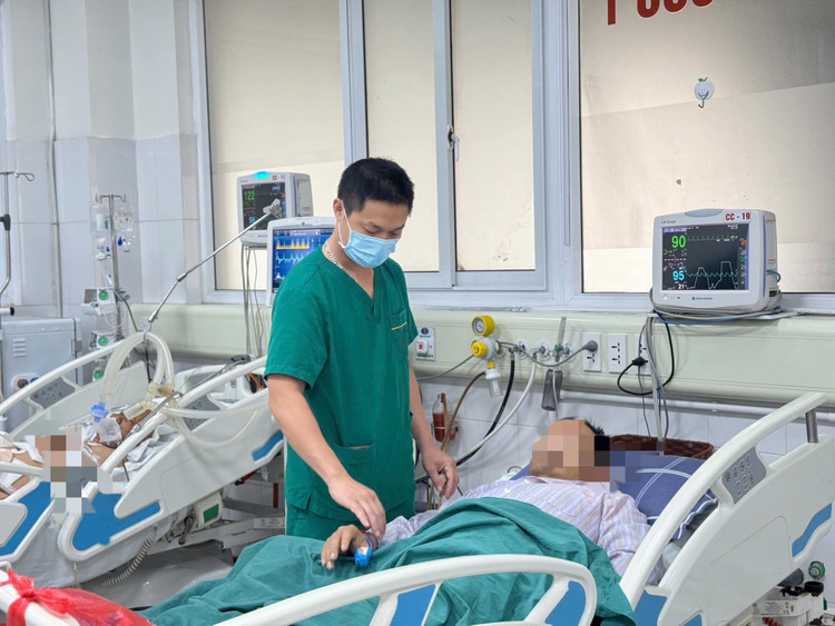 Bệnh nhân được điều trị tại Khoa Cấp cứu, Bệnh viện Bệnh Nhiệt đới Trung ương. Ảnh BVCC
