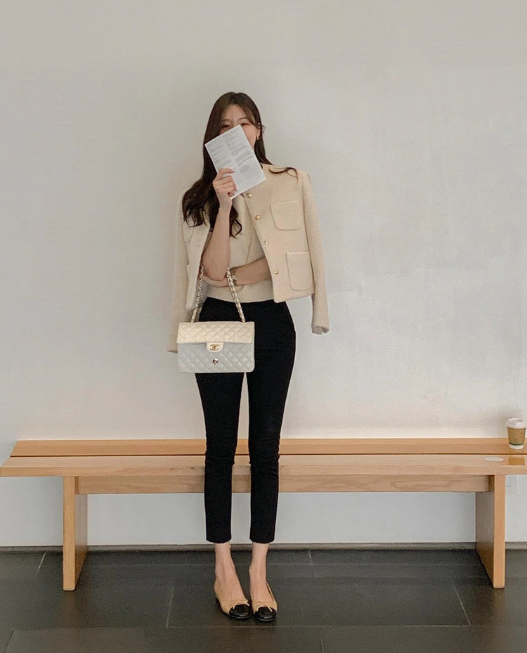 Quần jeans đen ống bó có rất nhiều ưu điểm, như thanh lịch, chỉn chu và giúp thu gọn đôi chân. Mẫu quần này kết hợp ăn ý với áo len mỏng, áo khoác dạ màu kem và đôi giày búp bê tối giản để tạo nên bộ trang phục nữ tính, thanh lịch. Phù hợp với những nàng có phong cách nhẹ nhàng.