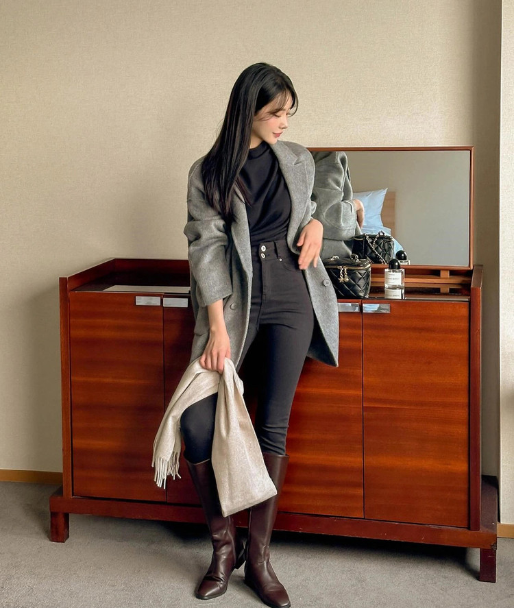 Công thức gồm áo thun đen, quần jeans đen ống bó và blazer vải dạ không chỉ ghi điểm trẻ trung, bụi bặm mà còn có sự thanh lịch phù hợp với những cô nàng có phong cách cá tính. Đặc biệt, khi kết hợp quần jeans ống bó với boots cao cổ, đôi chân sẽ được kéo dài hơn, vóc dáng cũng thêm phần cao ráo.