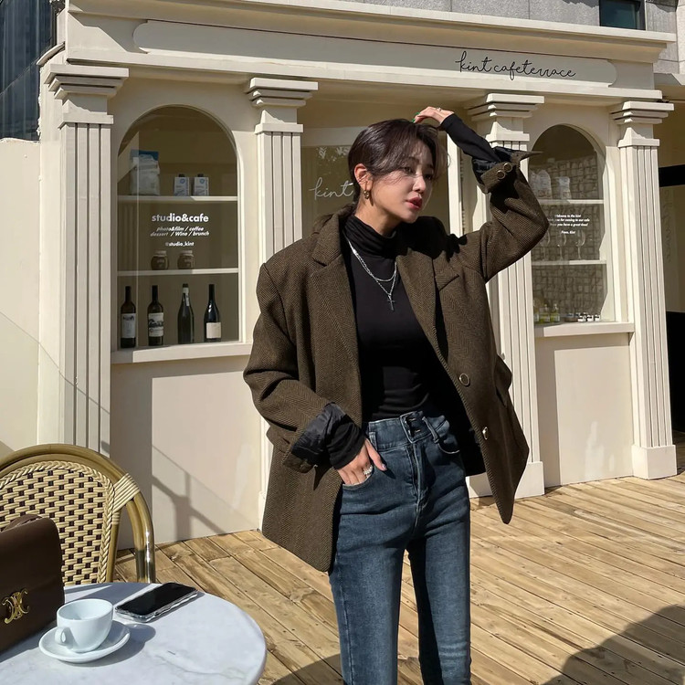 Khi thời tiết chuyển lạnh, các nàng đừng bỏ qua tổng thể trang phục gồm áo cổ lọ kết hợp với blazer vải dạ và quần jeans ống bó. Công thức này giữ ấm hiệu quả, đồng thời ghi điểm ở sự thanh lịch, trẻ trung. Các mẫu giày phù hợp để mix với bộ trang phục bao gồm boots, giày loafer hoặc sneaker trắng.