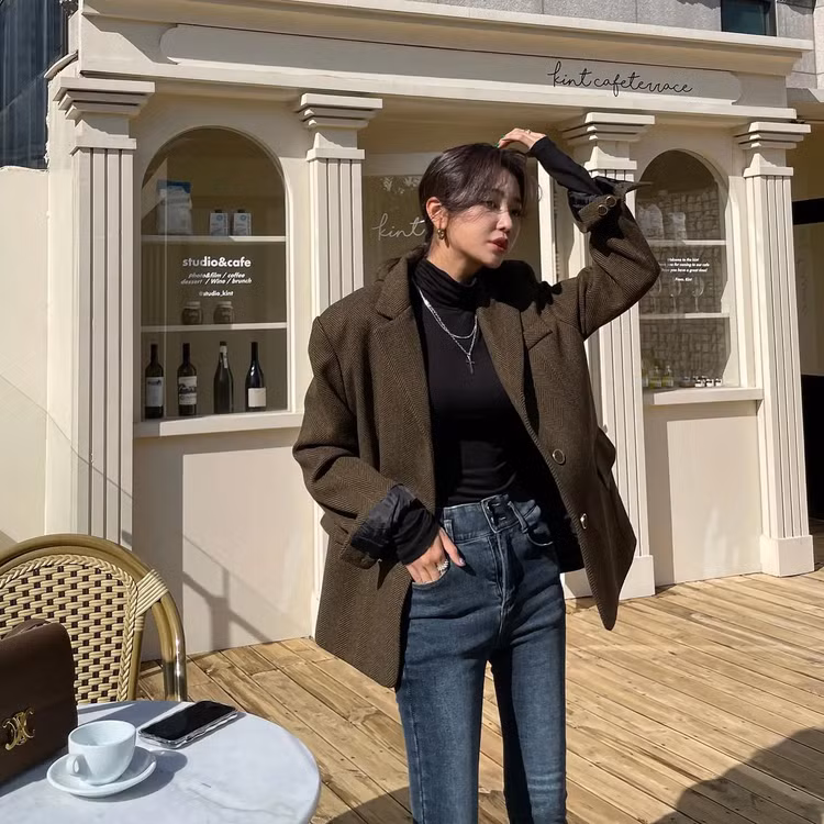 Khi thời tiết chuyển lạnh, các nàng đừng bỏ qua tổng thể trang phục gồm áo cổ lọ kết hợp với blazer vải dạ và quần jeans ống bó. Công thức này giữ ấm hiệu quả, đồng thời ghi điểm ở sự thanh lịch, trẻ trung. Các mẫu giày phù hợp để mix với bộ trang phục bao gồm boots, giày loafer hoặc sneaker trắng.