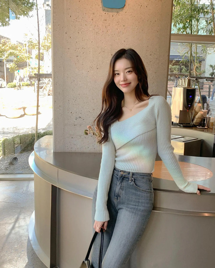 Áo len cách điệu là món thời trang hợp xu hướng mùa lạnh năm nay. Các nàng có thể kết hợp mẫu áo này với quần jeans ống bó để tạo nên bộ trang phục nữ tính, trẻ trung. Việc tô điểm thêm một sợi dây chuyền mảnh sẽ nâng cấp vẻ sang xịn mịn của tổng thể bộ đồ.