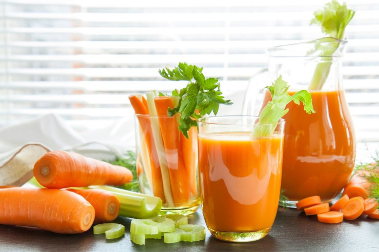 Nước ép cần tây và cà rốt giúp giảm cân nhanh chóng. Ảnh minh họa