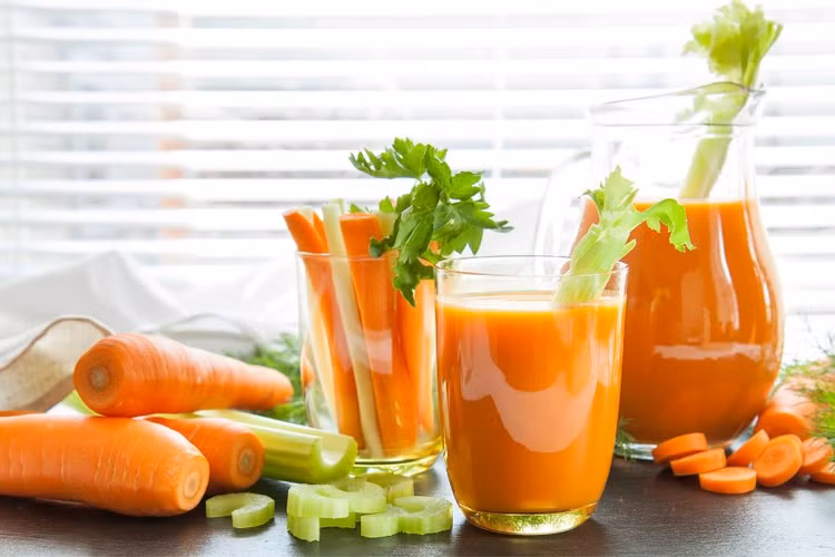 Nước ép cần tây và cà rốt giúp giảm cân nhanh chóng. Ảnh minh họa