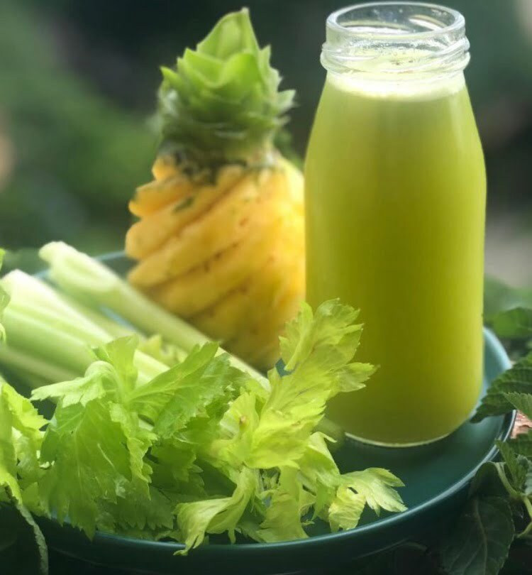 Nước ép cần tây giảm cân kết hợp với dứa giúp giảm cân. Ảnh minh họa