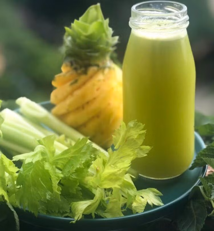 Nước ép cần tây giảm cân kết hợp với dứa giúp giảm cân. Ảnh minh họa