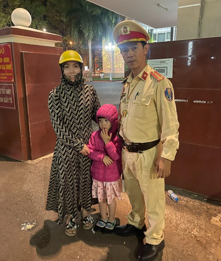 Đồng chí Đại úy Trần Xuân Huy cùng mẹ con cháu bé.