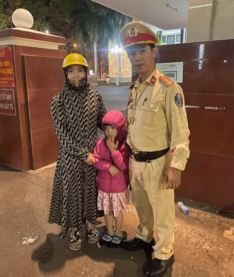 Đồng chí Đại úy Trần Xuân Huy cùng mẹ con cháu bé.