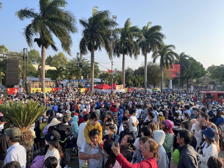 Hàng vạn người dân và du khách hào hứng chào đón Lễ hội đường phố.