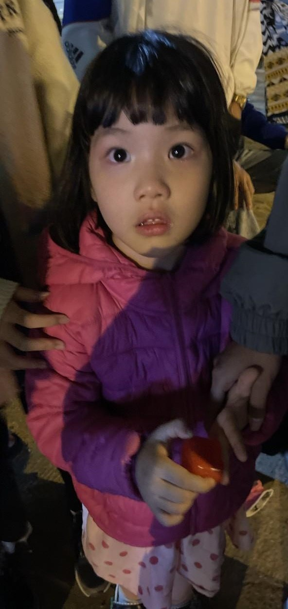 Cháu bé bị lạc mất mẹ khi được phát hiện.