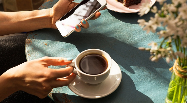 Uống cà phê hoặc trà: Các loại thức uống như cà phê và trà không chỉ giúp duy trì sự tỉnh táo do chứa caffeine, mà còn nuôi dưỡng lợi khuẩn đường ruột nhờ cung cấp các vi chất dinh dưỡng thực vật gọi là polyphenol. Nghiên cứu quy mô lớn cho thấy những thức uống buổi sáng này mang đến lợi ích to lớn cho sức khỏe tổng thể, bao gồm cả hệ tiêu hóa, nhưng nhớ là không thêm nhiều đường. Ảnh Internet