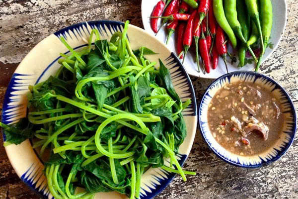 Ngăn ngừa táo bón: Đặc trưng của rau lang là vị ngọt, tính mát cùng nhiều chất xơ sẽ làm tăng khả năng nhuận tràng của hệ tiêu hóa. Đặc biệt, lá rau lang chứa khoảng 1.95 - 1.97% chất nhựa tẩy, có tác dụng điều trị chứng táo bón chỉ trong thời gian ngắn. Ảnh Internet