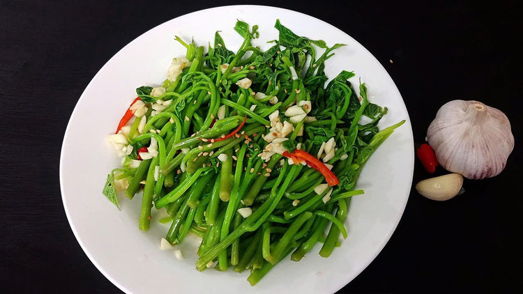 Phòng bệnh tiểu đường: Lá rau lang có đặc tính giảm đường huyết. Không những thế, đọt rau lang đỏ có chứa một chất gần giống insulin, tốt cho bệnh nhân mắc bệnh tiểu đường. Ảnh Internet