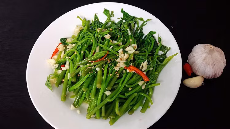 Phòng bệnh tiểu đường: Lá rau lang có đặc tính giảm đường huyết. Không những thế, đọt rau lang đỏ có chứa một chất gần giống insulin, tốt cho bệnh nhân mắc bệnh tiểu đường. Ảnh Internet