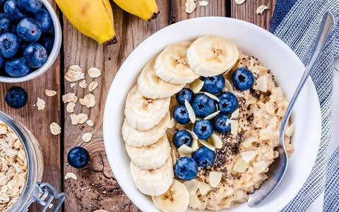 Lựa chọn thực phẩm ăn sáng: Bữa sáng lành mạnh giúp cải thiện sức khỏe đường ruột. Bạn nên ưu tiên các thực phẩm giàu chất xơ như bột yến mạch, hạt chia, bánh mì nguyên cám để hỗ trợ ngăn ngừa táo bón, giữ cho nhu động ruột hoạt động tốt. Bên cạnh đó, bột yến mạch còn là thực phẩm giàu prebiotic, cung cấp men vi sinh có lợi cho đường ruột. Ảnh Internet