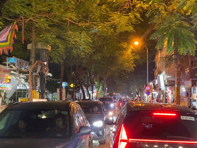 Ôtô nối đuôi nhau xếp hàng dài