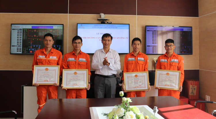 Nhân viên Công ty Thủy điện Buôn Kuốp nhận Bằng khen vì đã có thành tích xuất sắc trong công tác.