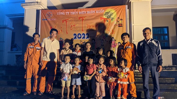 Tập thể nhân viên của Công ty Thủy điện Buôn Kuốp tổ chức Tết Trung thu cho các cháu ở xã Nam Ka, huyện Lắk.