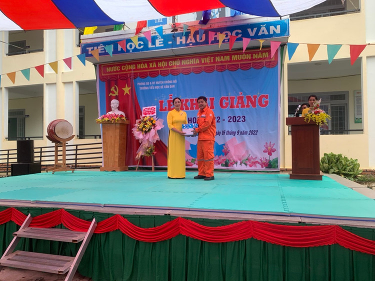 Công ty Thủy điện Buôn Kuốp tặng quà mừng Khai giảng cho trường tiểu học Bế Văn Đàn – Xã Quảng Phú, Huyện Krông Nô.