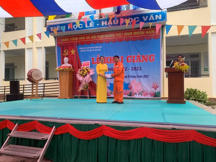 Công ty Thủy điện Buôn Kuốp tặng quà mừng Khai giảng cho trường tiểu học Bế Văn Đàn – Xã Quảng Phú, Huyện Krông Nô.