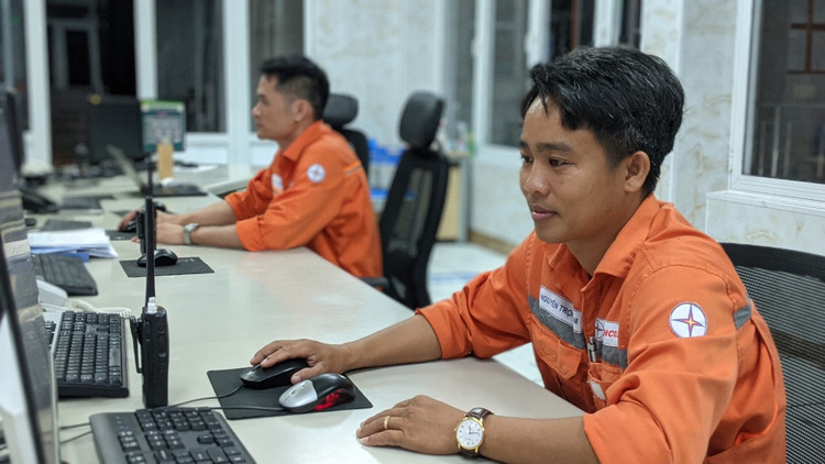 Các nhân viên của Công ty Thủy điện Buôn Kuốp vận hành sản xuất điện tại các nhà máy.