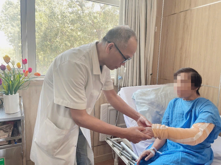 Sau 1 tuần phẫu thuật, bà O. đã có thể nhìn thấy những thay đổi tích cực trên cánh tay của mình. Ảnh BVCC