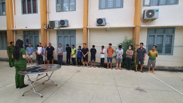 Đường dây cá độ bóng đá với giao dịch hàng trăm tỉ đồng.