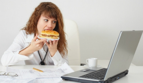 Chị em văn phòng thường mắc phải những thói quen xấu gây béo bụng, tăng cân. Ảnh minh họa