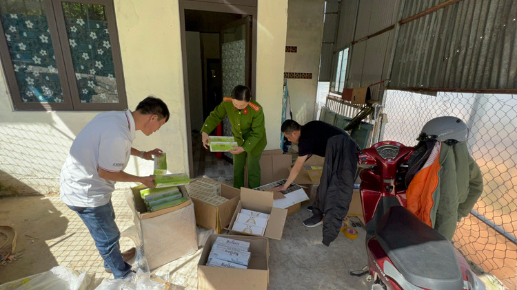 Lực lượng Công an đang kiểm đếm số thuốc lá lậu.