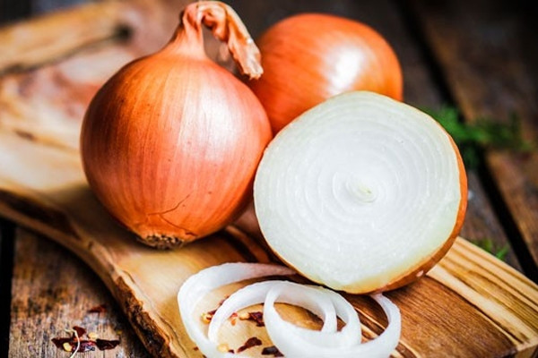 Hành tây là loại củ phổ biến, giàu chất xơ, vitamin C và chất chống oxy hóa. Ảnh minh họa