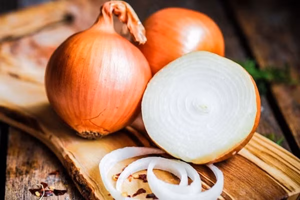 Hành tây là loại củ phổ biến, giàu chất xơ, vitamin C và chất chống oxy hóa. Ảnh minh họa