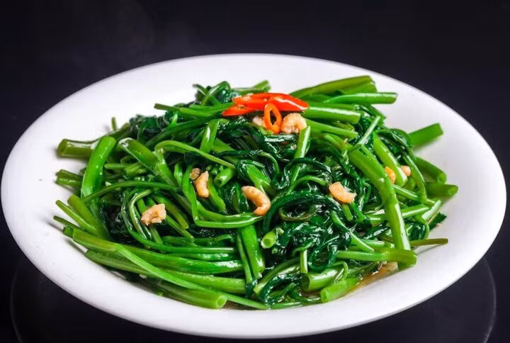 Rau muống giúp thanh nhiệt, loại bỏ độc tố nhưng cần lưu ý cách ăn. Ảnh minh họa