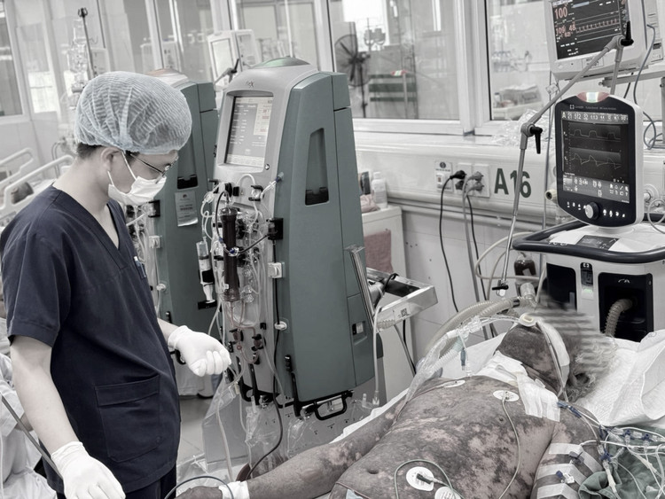 Người đàn ông nguy kịch sau khi mổ lợn. Ảnh BVCC