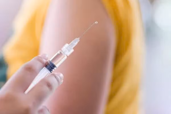 Mắc ung thư giai đoạn 3 do tự tiêm hormone chuyển giới. Ảnh minh họa