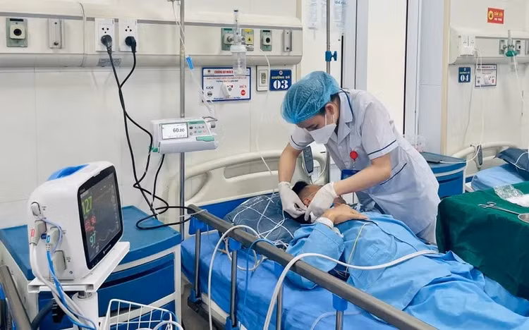 Cuu song nguoi dan ong bi hen phe quan ac tinh nguy kich