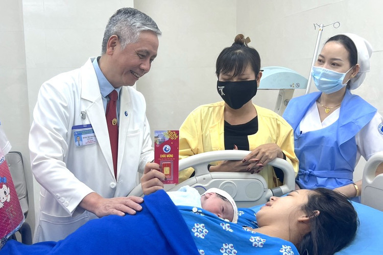 Món quà đầu năm mới của lãnh đạo bệnh viện đến những em bé đầu tiên của năm. Ảnh: Vietnamnet