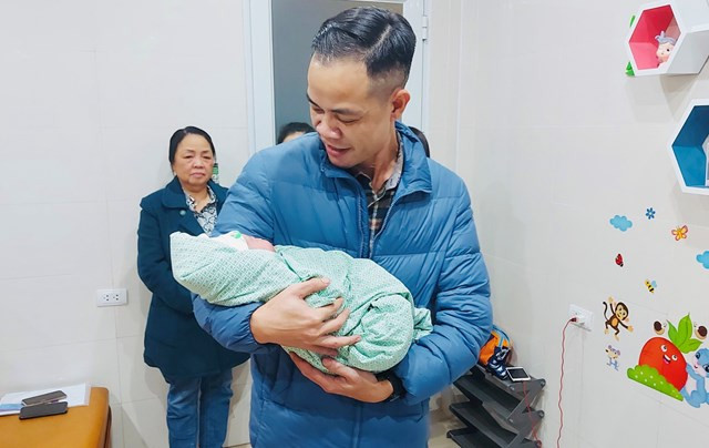 Đón con gái trao tay, chồng chị Hoa không nén được cảm xúc mừng vui, cô con gái đáng yêu sinh đúng thời khắc giao thừa.