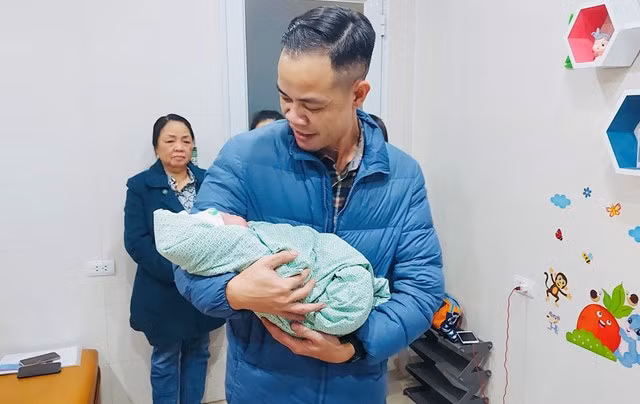 Đón con gái trao tay, chồng chị Hoa không nén được cảm xúc mừng vui, cô con gái đáng yêu sinh đúng thời khắc giao thừa.