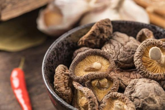 Mách bạn cách chọn mua nấm hương khô ngon, đảm bảo chất lượng, không hóa chất. Ảnh minh họa