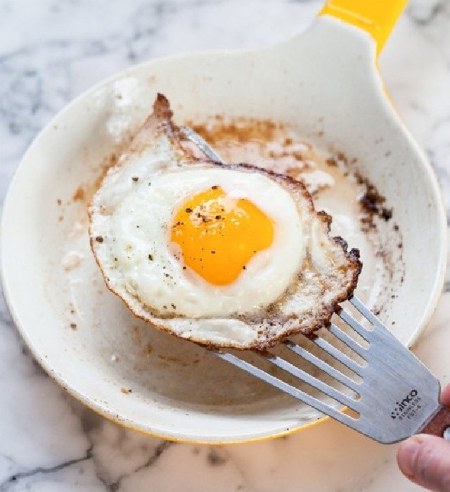 Trứng rất tốt cho sức khỏe của da và tóc, cung cấp protein, vitamin và khoáng chất thiết yếu. Lòng trắng trứng chứa nhiều axit amin lysine và proline giúp se khít lỗ chân lông, hỗ trợ giảm tiết nhờn đồng thời ngăn ngừa mụn hiệu quả. Ngoài ra, proline trong lòng trắng trứng cũng đóng vai trò quan trọng giúp thúc đẩy quá trình tổng hợp collagen tự nhiên trong cơ thể, mang lại làn da tươi trẻ, đàn hồi. Ảnh Internet