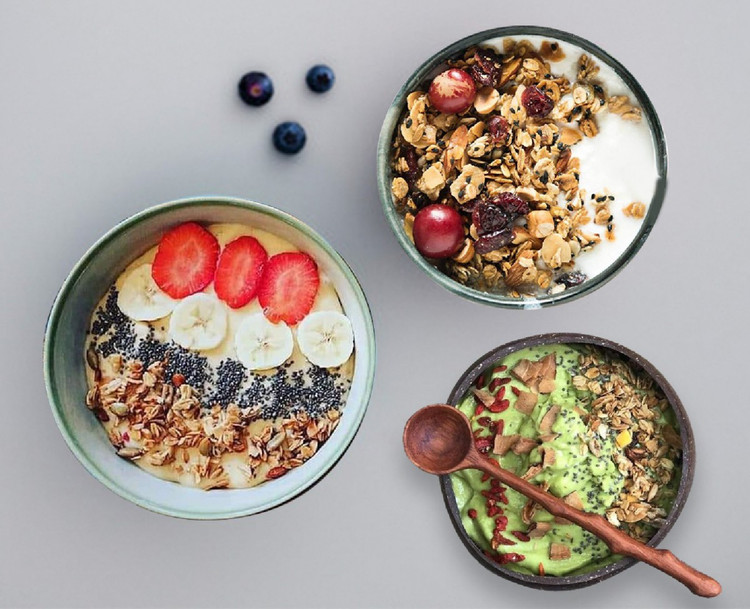 Các loại hạt, quả óc chó, hạt chia, hạt lanh, hạnh nhân... là những &quot;siêu thực phẩm&quot; cung cấp omega-3 tốt cho da và sức khỏe tổng thể.‏ ‏Với những lợi ích mà omega-3 mang lại, thành phần này có thể bảo vệ da khỏi tác hại của ánh nắng mặt trời, giúp làm giảm độ nhạy cảm của da với tia cực tím. Vì thế, bạn có thể bổ sung thêm các loại hạt trong thực đơn bữa sáng của mình để củng cố thêm hiệu quả bảo vệ da khỏi những tổn hại do ánh nắng mặt trời gây ra. Ảnh Internet‏