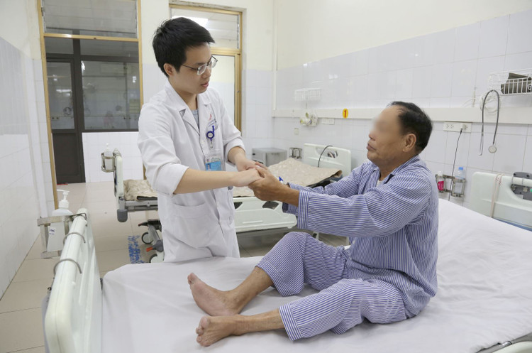 Bác sĩ khoa Hồi sức tích cực – Thận nhân tạo thăm khám vận động cho bệnh nhân V. sau điều trị đột quỵ bằng thuốc tiêu sợi huyết. Ảnh BVCC