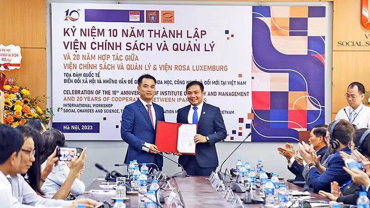 Phó Giám đốc ĐHQGHN Phạm Bảo Sơn trao Quyết định số của GĐ ĐHQGHN về việc công nhận Viện Chính sách và quản lý là Trung tâm nghiên cứu trọng điểm định hướng nghiên cứu ứng dụng trong giai đoạn 2023-2028