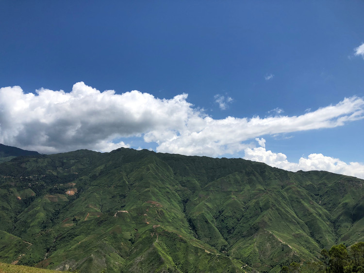 Khung cảnh núi rừng hùng vĩ